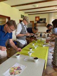 Kursteilnehmer verkosten Spezialit&auml;tenkaffee bei einem Kaffee-Tasting